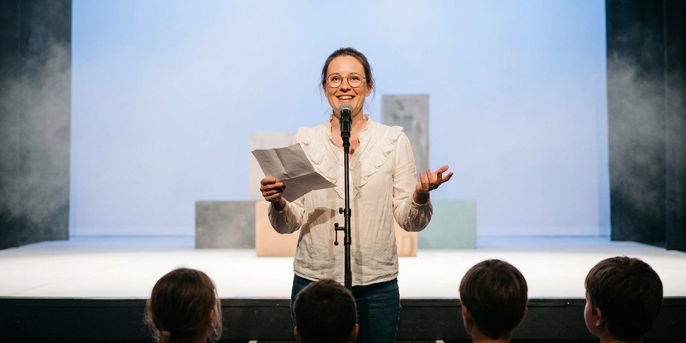 KI-generiertes Bild: Literaturreihe „Queer Vibes“ — Theater an der Parkaue